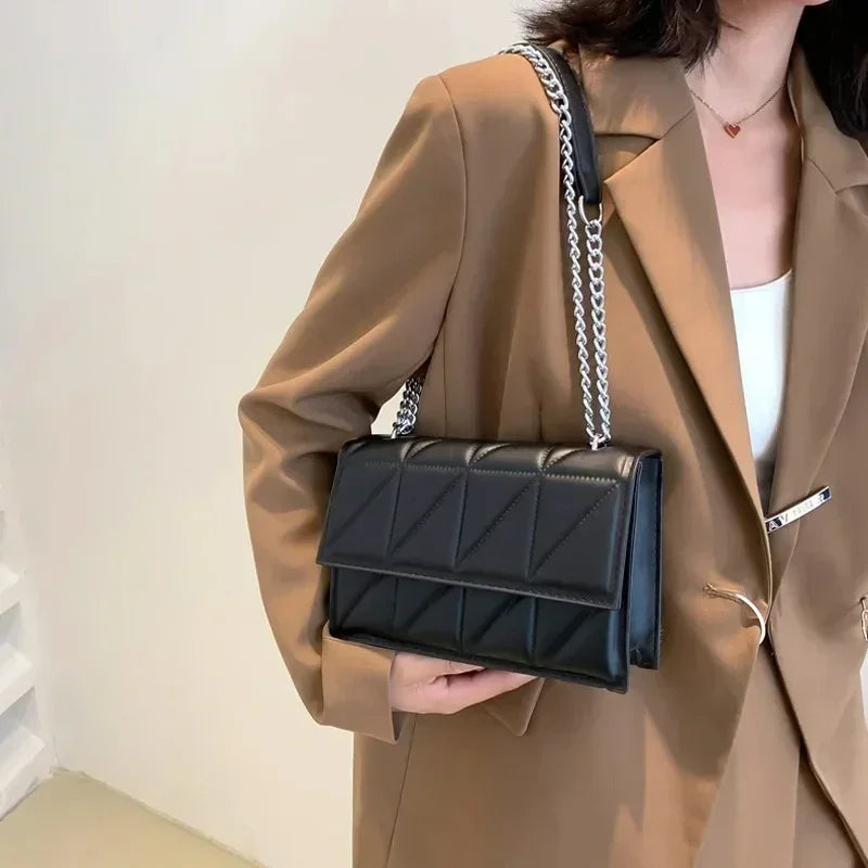 Luxury quilted crossbody bag with silver chain – elegant and timeless design