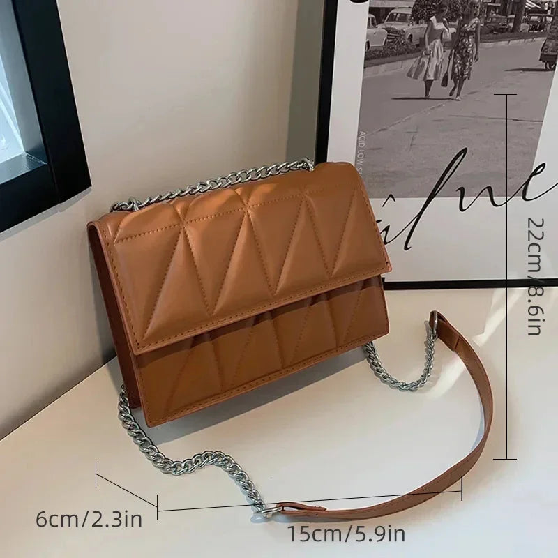 Luxury quilted crossbody bag with silver chain – elegant and timeless design