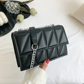 Luxury quilted crossbody bag with silver chain – elegant and timeless design