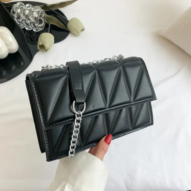 Luxury quilted crossbody bag with silver chain – elegant and timeless design