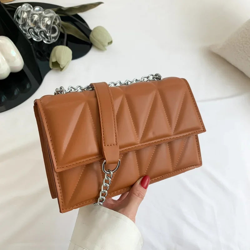 Luxury quilted crossbody bag with silver chain – elegant and timeless design