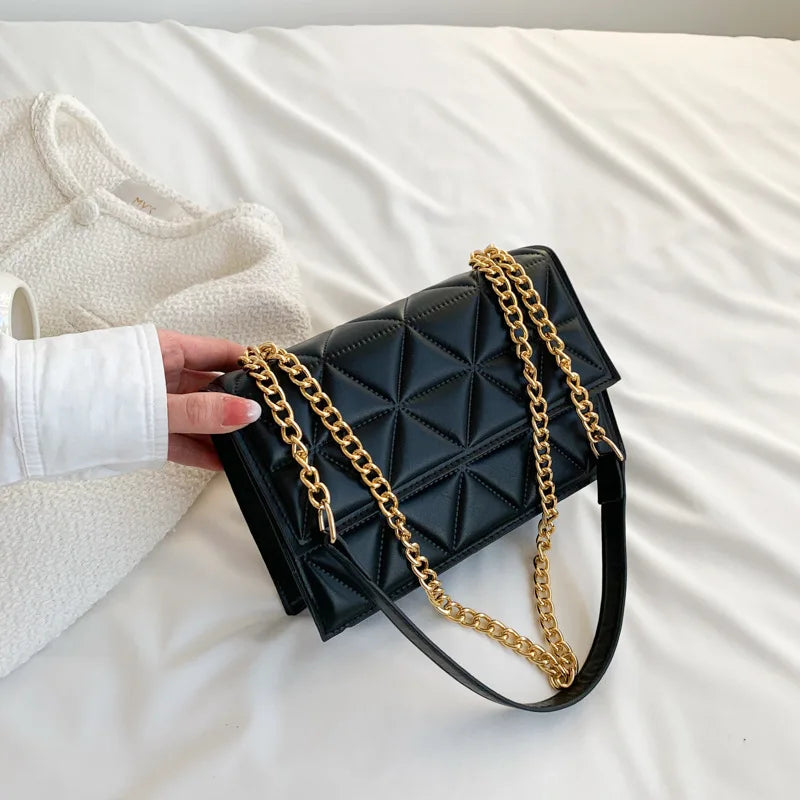 Luxury quilted crossbody bag with gold chain – chic and versatile everyday style