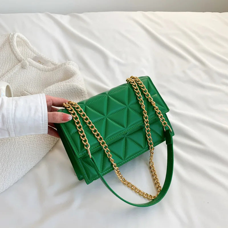 Luxury quilted crossbody bag with gold chain – chic and versatile everyday style