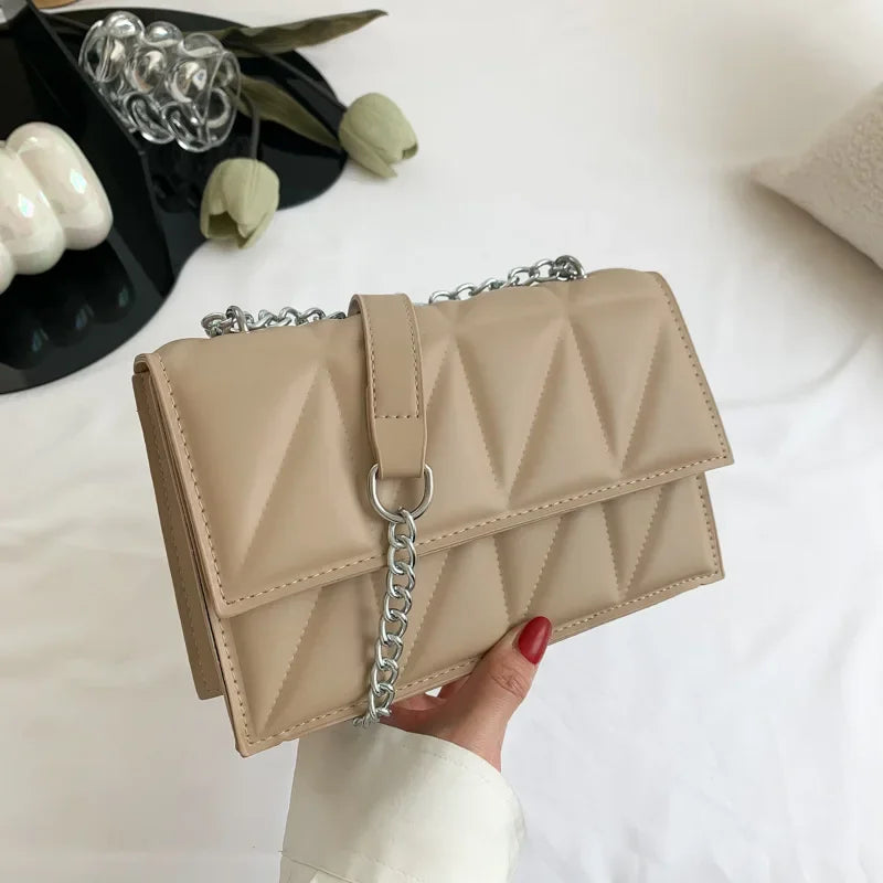Luxury quilted crossbody bag with silver chain – elegant and timeless design