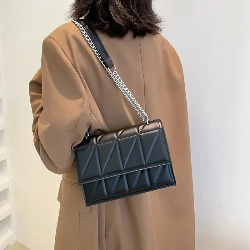 Luxury quilted crossbody bag with silver chain – elegant and timeless design