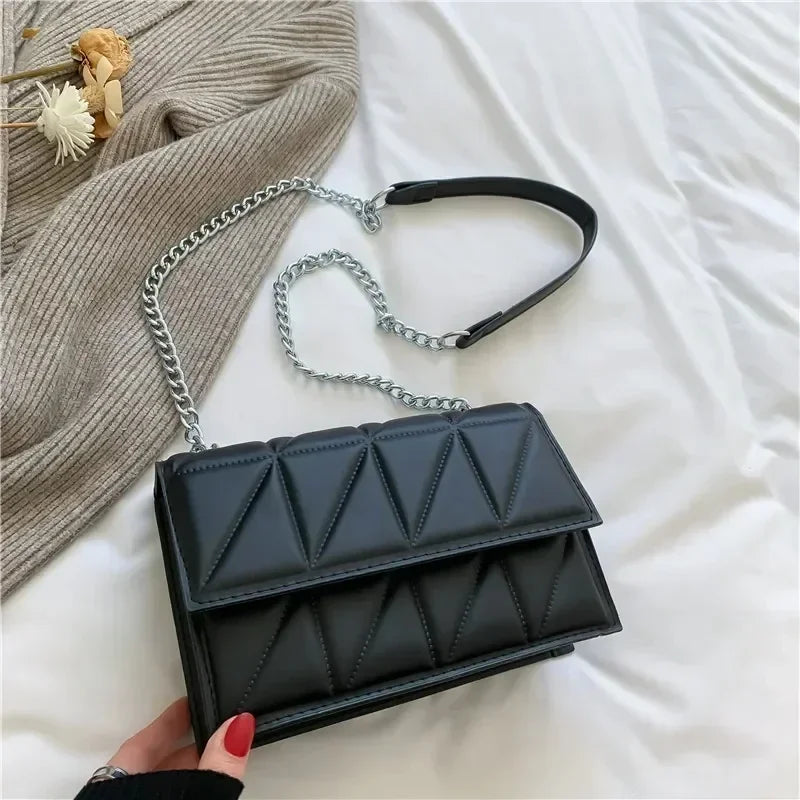 Luxury quilted crossbody bag with silver chain – elegant and timeless design