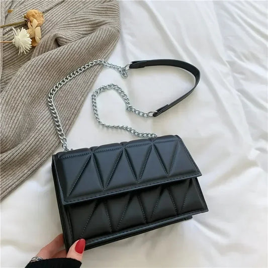 Luxury quilted crossbody bag with silver chain – elegant and timeless design