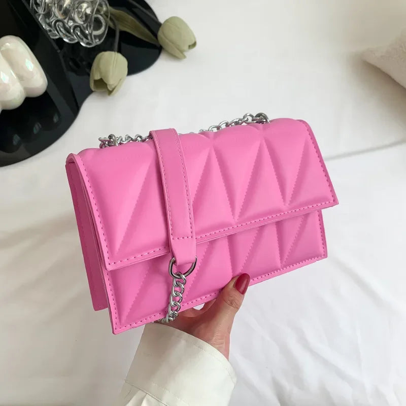 Luxury quilted crossbody bag with silver chain – elegant and timeless design