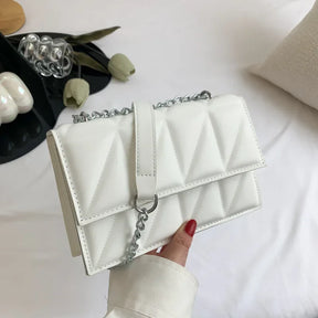 Luxury quilted crossbody bag with silver chain – elegant and timeless design