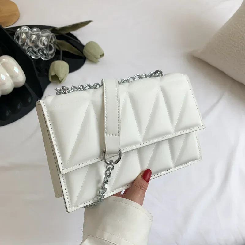 Luxury quilted crossbody bag with silver chain – elegant and timeless design