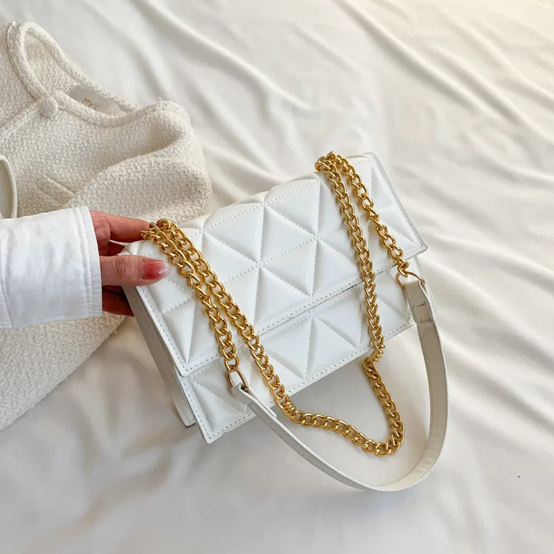 Luxury quilted crossbody bag with gold chain – chic and versatile everyday style