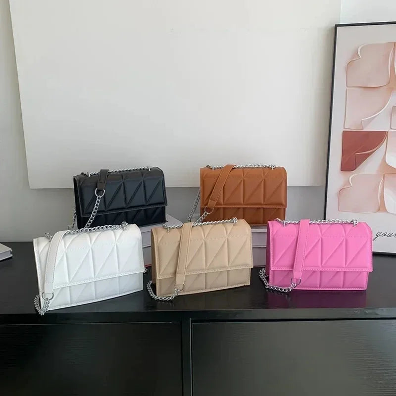 Luxury quilted crossbody bag with silver chain – elegant and timeless design